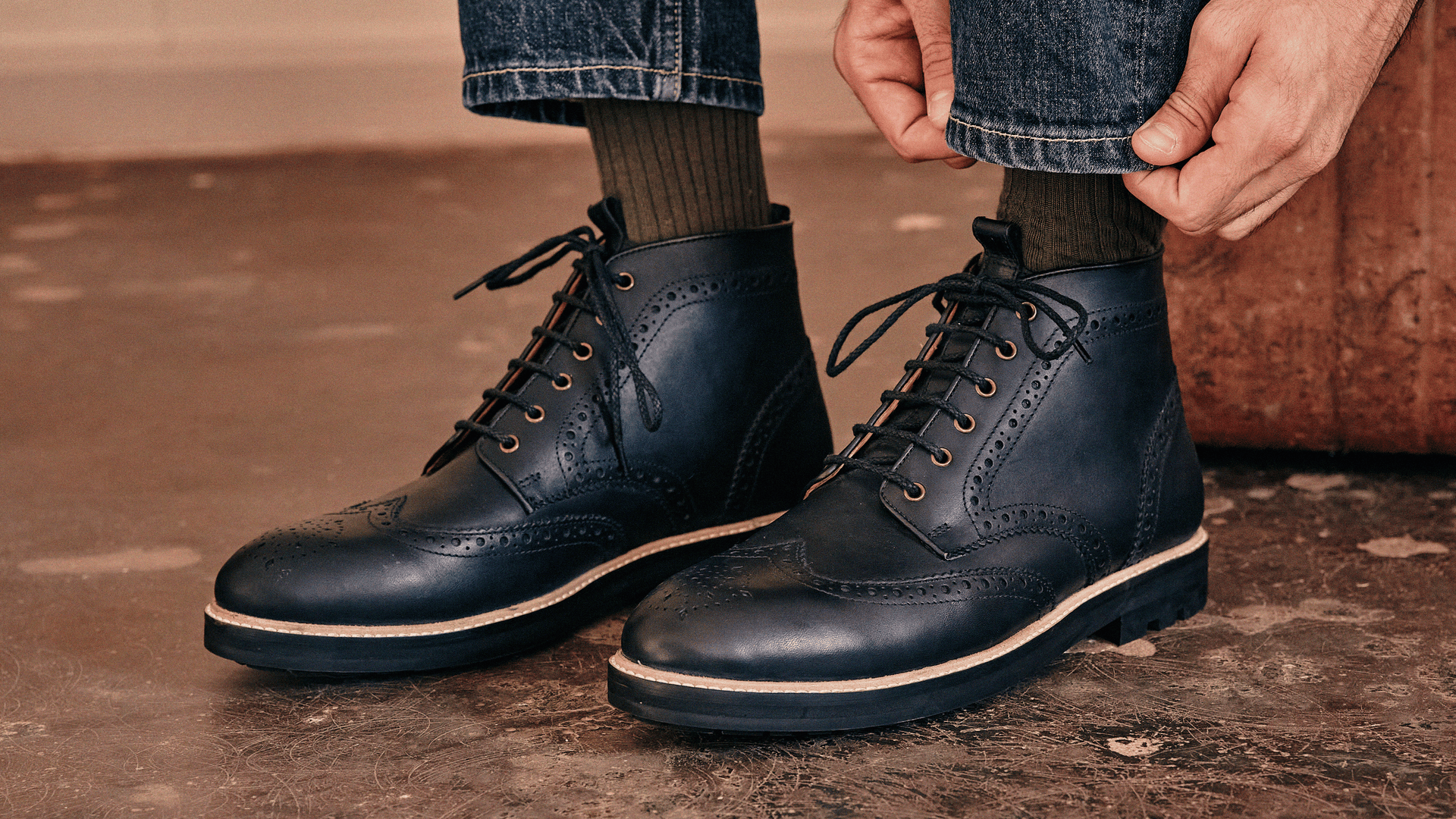 A man wearing the Bayley Dusk, derby boots.