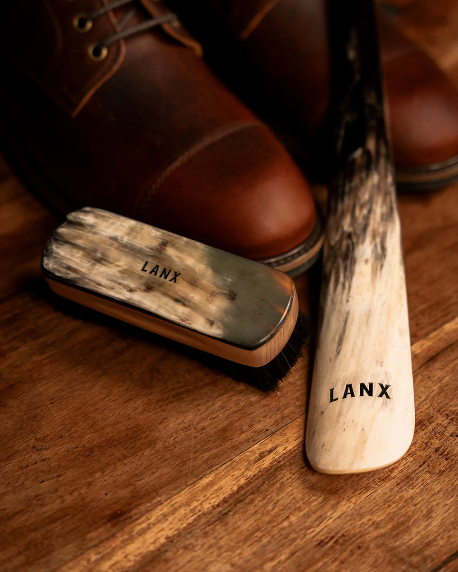 SHOE HORNS & BRUSHES