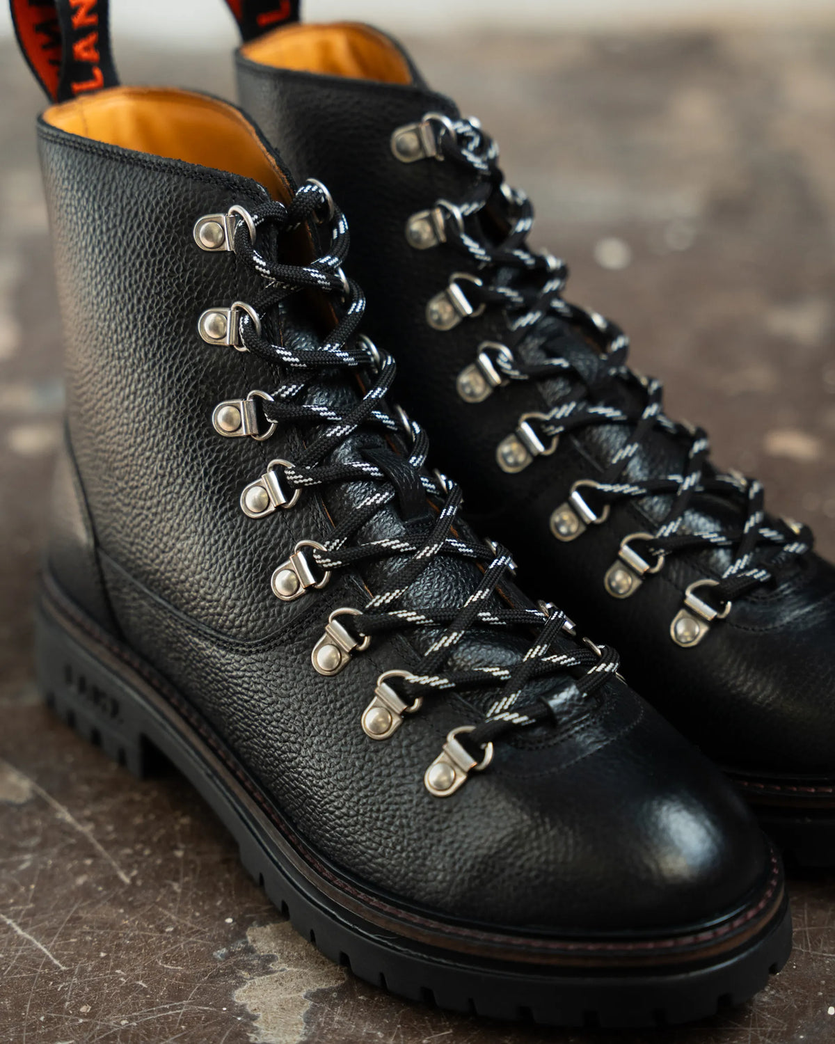 WHALLEY / BLACK GRAINED
