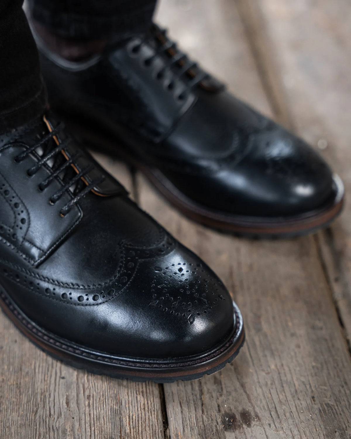 WHITEWELL / BLACK