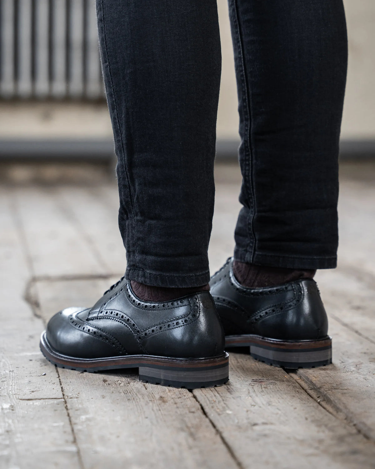 WHITEWELL / BLACK